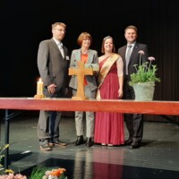 Oliver Lenz (1. Vors. LHI), Landesministerin Priska Hinz, Honigkönigin Kathrin I. und Torsten Ellmann (Präsident DIB)