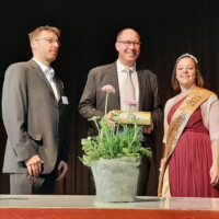 Hr. Lenz (1.Vors. LHI) und die Honigkönigin Kathrin I. bedanken sich bei Prof. Dr. Braun