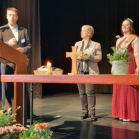 Hr. Lenz (1. Vors. LHI) bedankt sich bei Frau Pöhlig (Präsidentin der Landfrauen Hessen); rechts: Honigkönigin Kathrin I.