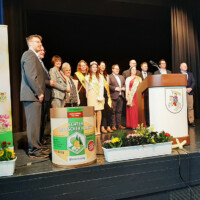 Gruppenbild mit allen Ehrengästen