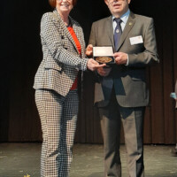 Landesministerin Priska Hinz überreicht Herrn Manfred Ritz (ehem. 1. Vors. LHI) die Ehrenplakette in Gold für besondere Verdienste