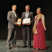 Oliver Lenz (1.Vors. LHI) und die Honigkönigin Kathrin I. bedanken sich bei Herrn Torsten Ellmann (Präsident DIB)