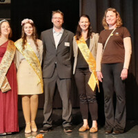 links: die aktuelle Honigkönigin Kathrin I., rechts: die ehemalige Honigkönigin Annemarie Sauerbier aus Grünberg. In der Mitte die regionalen Honigköniginnen aus dem Odenwald und Michelstadt mit Herrn Oliver Lenz (1. Vors. LHI)