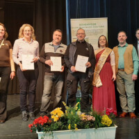 15 Jahre IV Grünberg: Annemarie Sauerbier, Bärbel Eberl, Alexander Rudolph und Frank Schmied mit Honigkönigin Kathrin I., Samuel Krutzky (1. Vors. IV Grünberg) und Herrn Ellman (Präsident DIB)