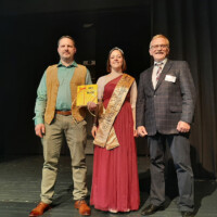 Herr Samuel Krutzky (1. Vors. IV Grünberg), Honigkönigin Kathrin I. und Lothar Wehner (Obmann Finanzen LHI)