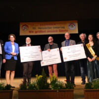 Imkertag 2019 - Gewinner des Imker-Nachwuchspreises 2019 - v.l.n.r.: 2.Vors. LHI Ralph Bonkowski, Ministerin Priska Hinz, Dieter Vester, IV Bad Schwalbach, Manfred Maiwald, BZV Roßdorf, Werner Gemmeker, IV Kirchhain, 1.Vors. IV Bad Schwalbach, Manfred Bender, Honigkönigin 2019 Larisa I, 1. Vors. LHI Manfred Ritz