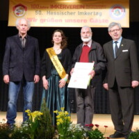 Imkertag 2019 - Vereinsehrungen - v.l.n.r.: 1. Vors. IV Bad Schwalbach, Manfred Bender, Honigkönigin 2019 Larisa I, Dieter Vester, 1. Vors. LHI Manfred Ritz